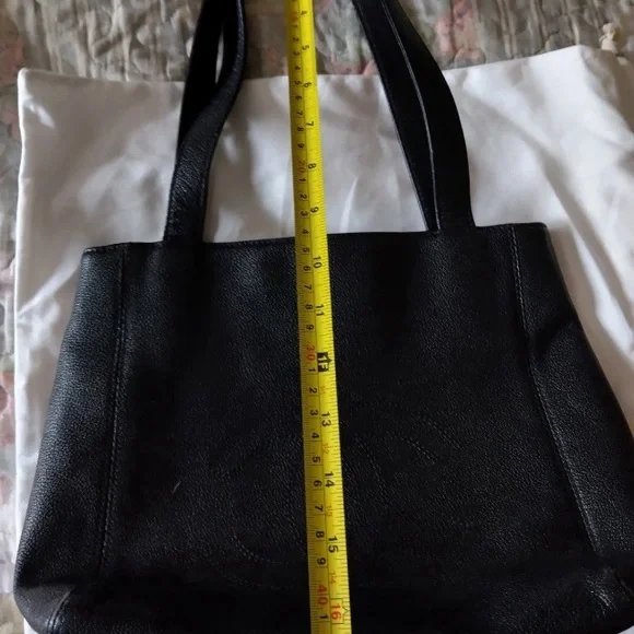 CHANEL Black Leather Shoulder Bag with Classic Design - Picture 15 of 17